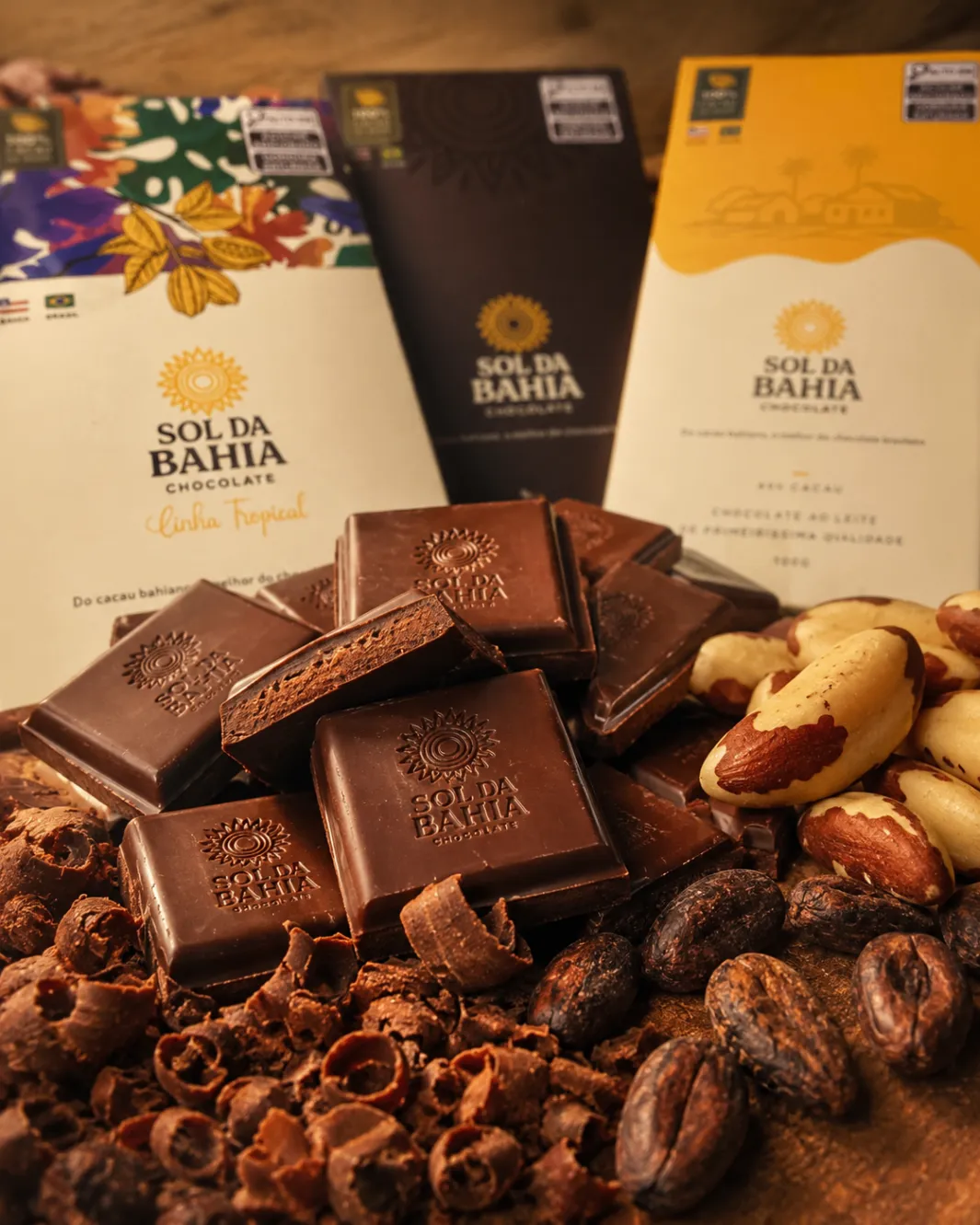 Chocolate Sol da Bahia em pedaços com cacau e castanhas