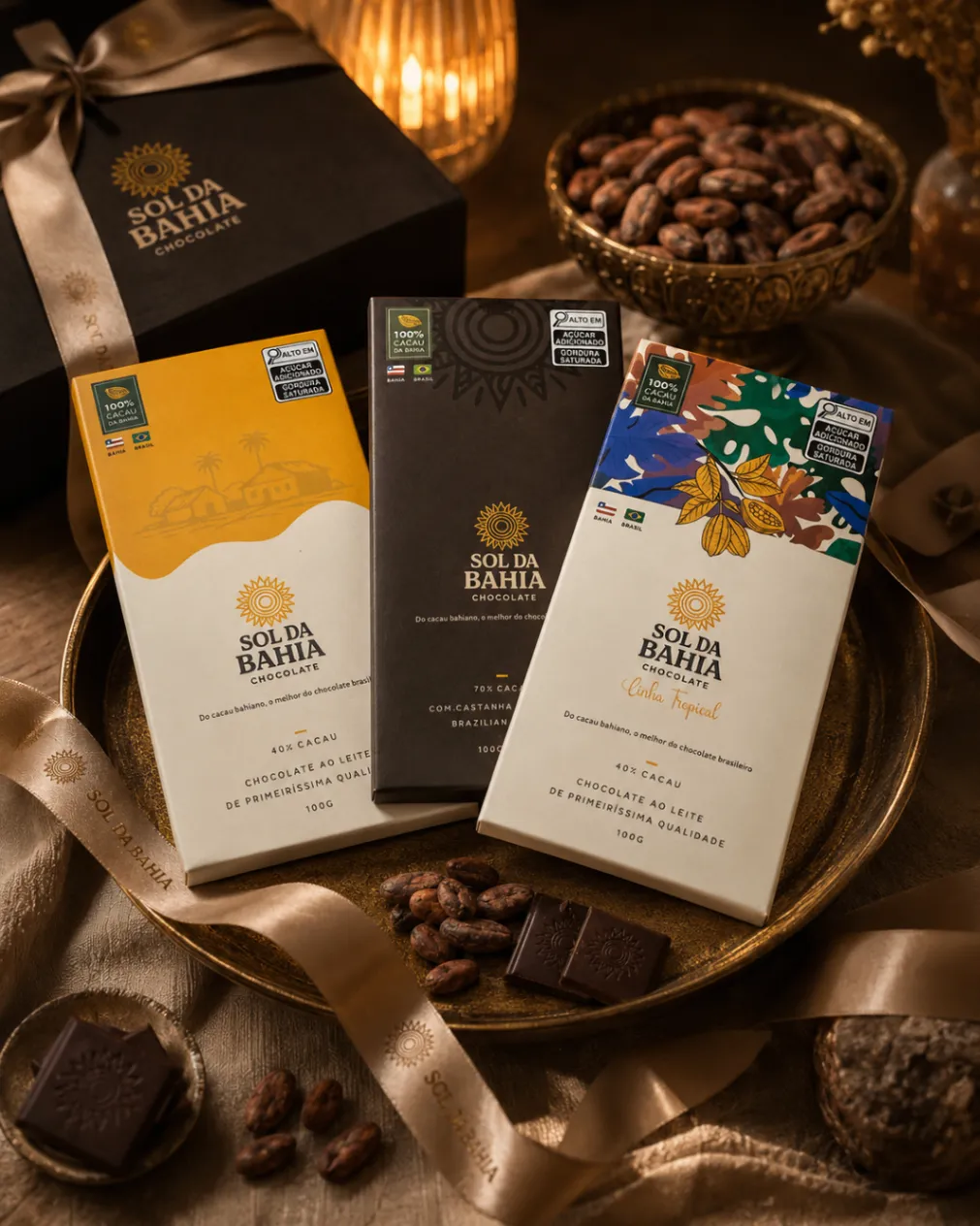 Chocolates Sol da Bahia em composição elegante sobre bandeja